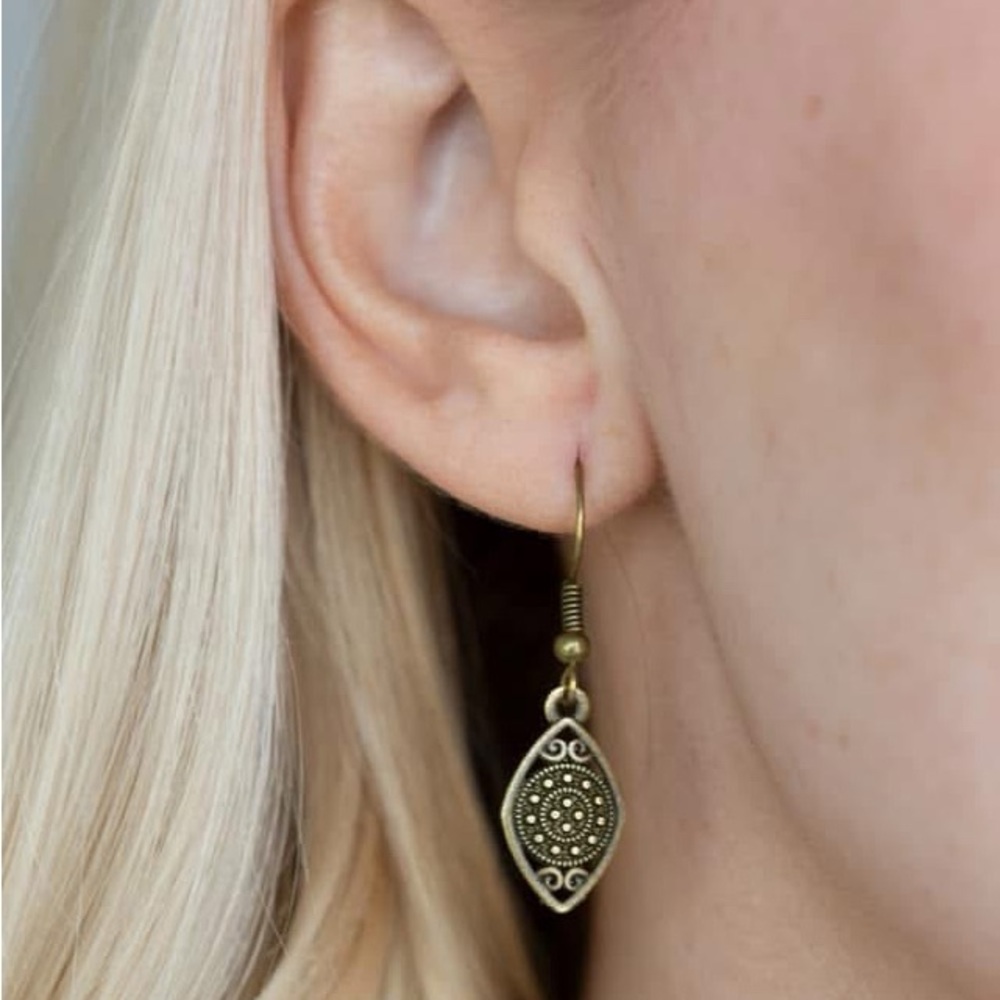 Layered brass necklace and earrings - Picture 3 of 3